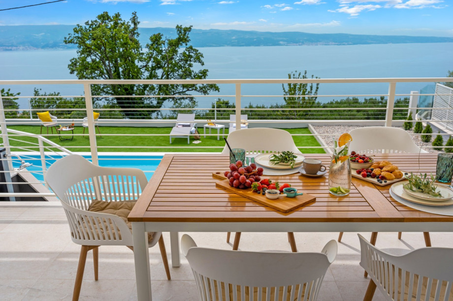 Villa La Vita offers an outdoor dining area with magnificent sea views.