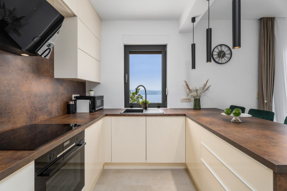 Fully equipped kitchen, with a Nespresso coffee maker, a microwave oven, a toaster, a kettle...