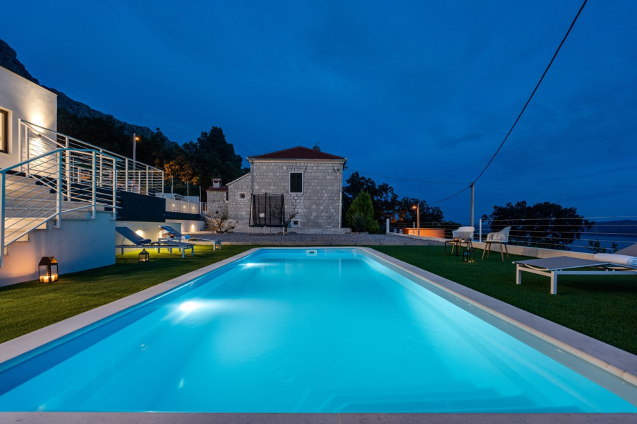 Villa La Vita is, only 4 km from the pebble beach.