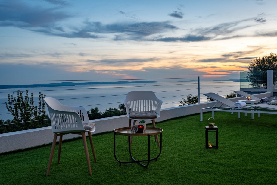 The outdoor offers a private swimming pool 9m x 3,7m.