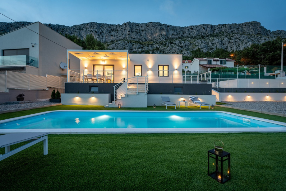 Villa La Vita is located in the hills of Krilo Jesenice with amazing sea views, it is located in the old part of the village