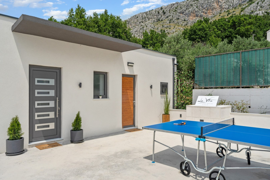 In front of the main entrance is table tennis, fun for everyone.