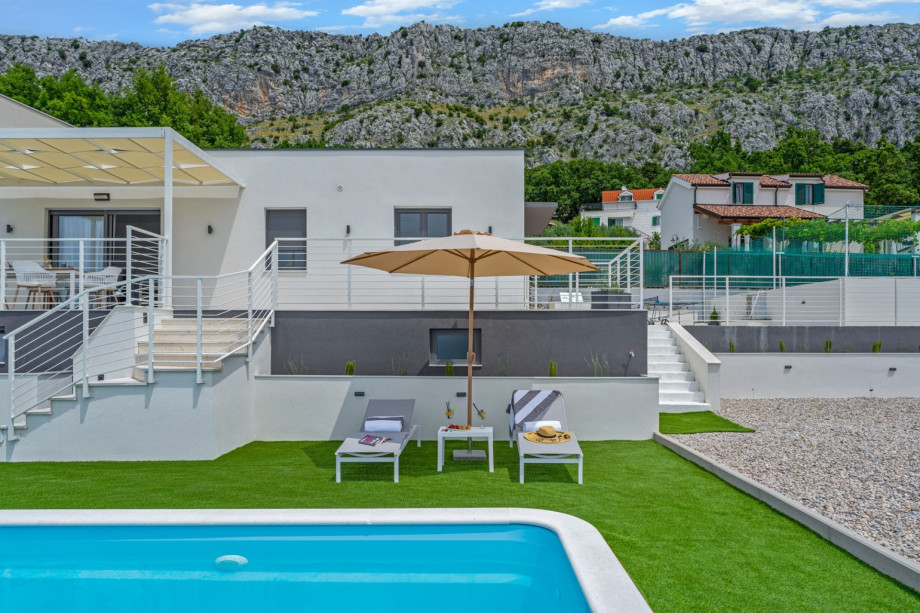 The pool area all located a few steps lower than the ground floor level and it offers a spectacular sea view