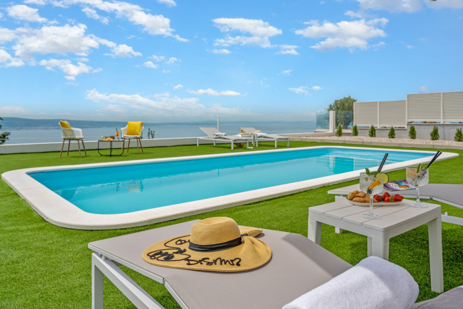 Large swimming pool of 33 m2, with a spacious sunbathing area with sunbeds.