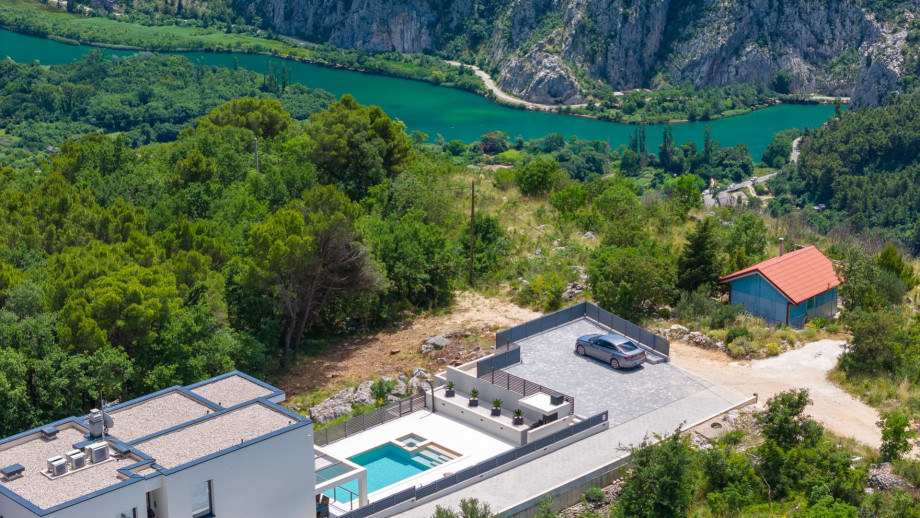 View toward Villa Hillside Paradise and the natural environment.