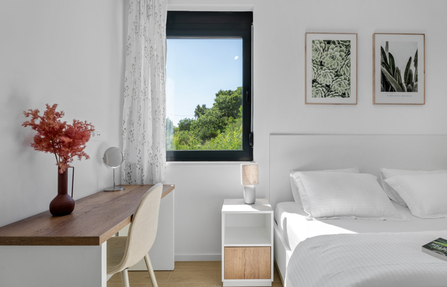 Bedroom NO1 with a shower, TV, air conditioning, and a king-size bed measuring 180 by 200 cm