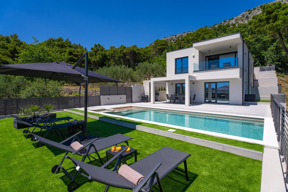 Villa River Hills at natural and peaceful environment