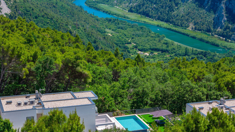 Blick auf die Villa River Hills und den unglaublichen Fluss Cetina Canyon