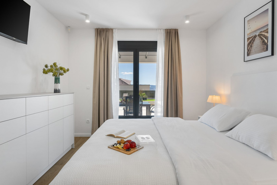 Bedroom NO 3 (15,7 sqm) has a super king-size bed measuring 200 cm by 220 cm