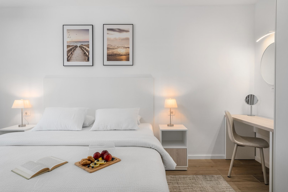 Schlafzimmer Nr. 3 mit Fernseher, Klimaanlage und Schiebetür zum Poolbereich