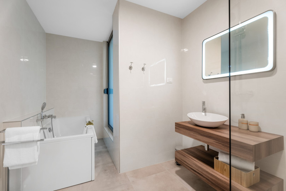 Ein Familienbadezimmer mit Dusche und Badewanne.