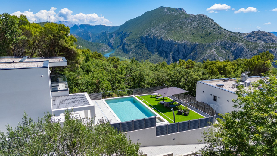 Genießen Sie die Schönheit der Landschaft und die atemberaubende Aussicht auf die Berge und den Fluss Cetina