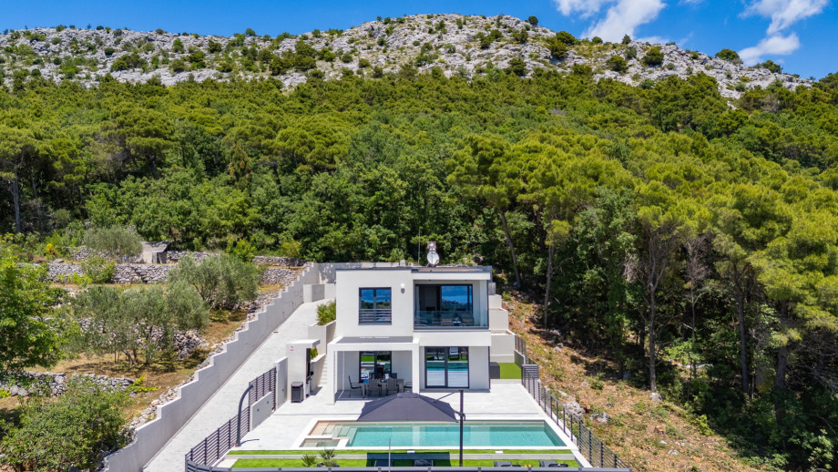 You won't be short of ideas for truly spectacular days in Villa Hillside Paradise