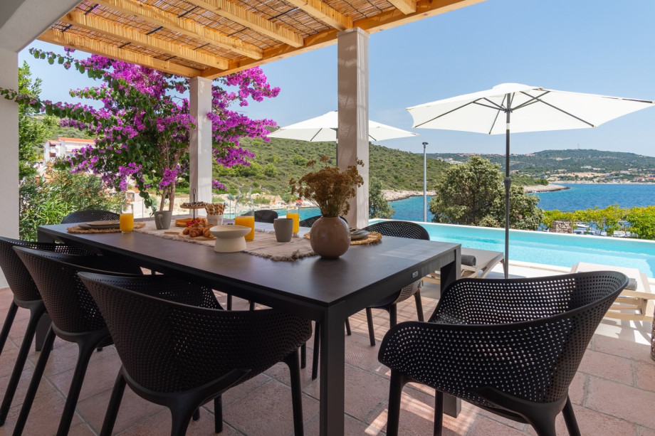 newly renovated property located on a private plot of 350 m2