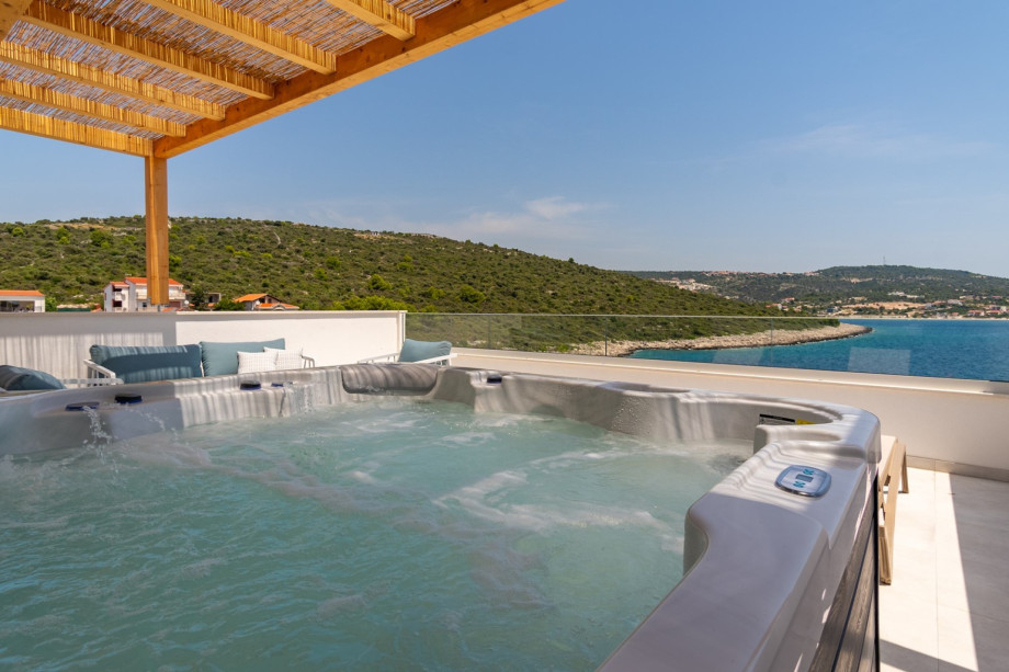 outdoor Hot-tub with sea views on the top terrace