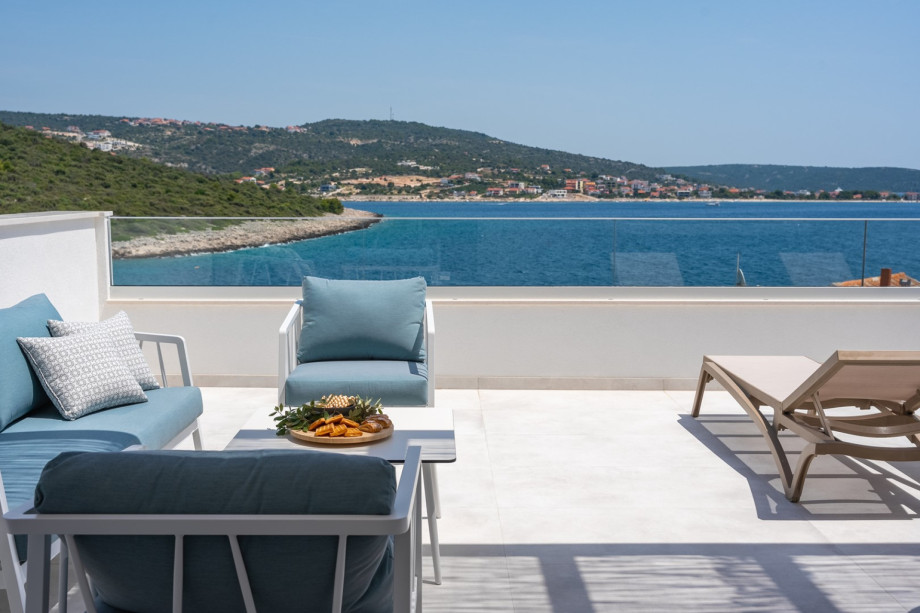 swimming pool 7,7m x 4,4m with a Hydromassage and a Salt electrolysis water treatment without chlorine