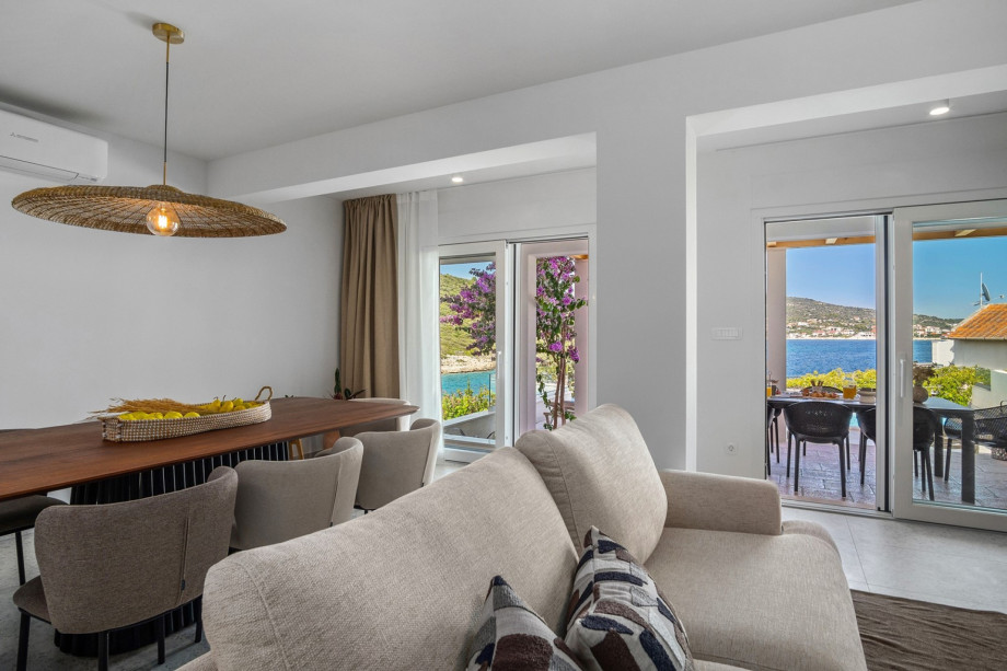 direct approach to the outdoors (outdoor dining area and the pool)