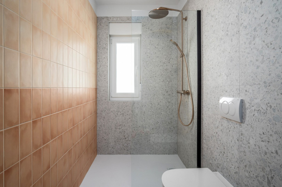 A Family bathroom (5sqm) with a shower.