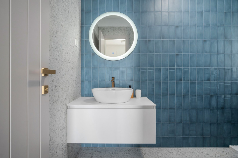 A Family Bathroom (5sqm) with a shower.