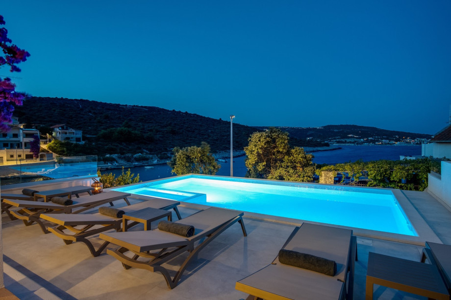 beach bar/grill is also 500m away