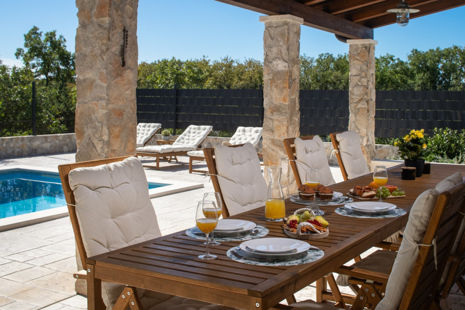 At the Covered Outdoor Dining Area you can enjoy al fresco dining for up to eight people, perfect for family meals or gatherings with friends.