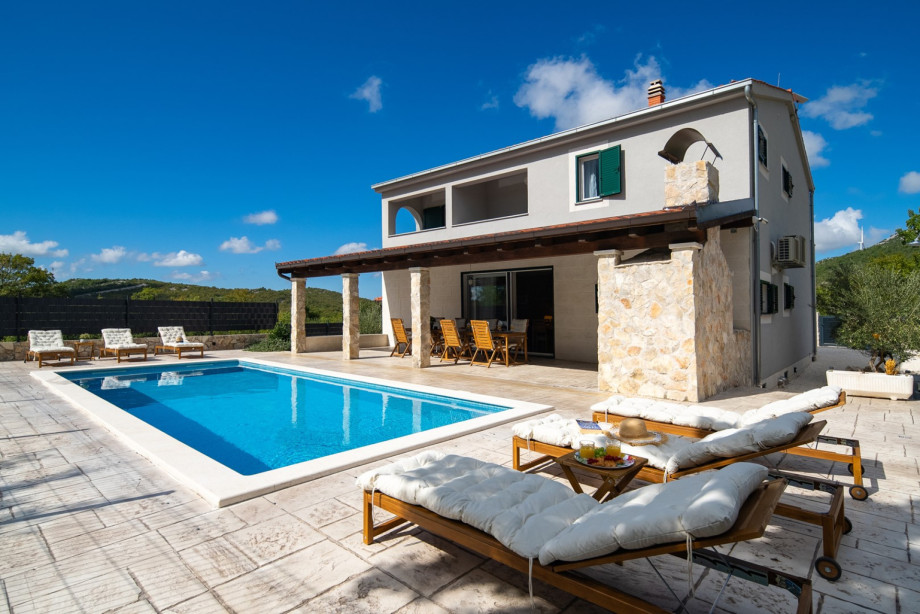 Step outside to discover the spacious sun deck area, furnished with loungers where you can bask in the sun or take refuge in the shade.