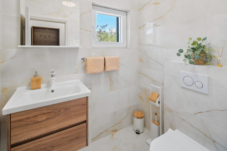 En-suite bathroom with shower