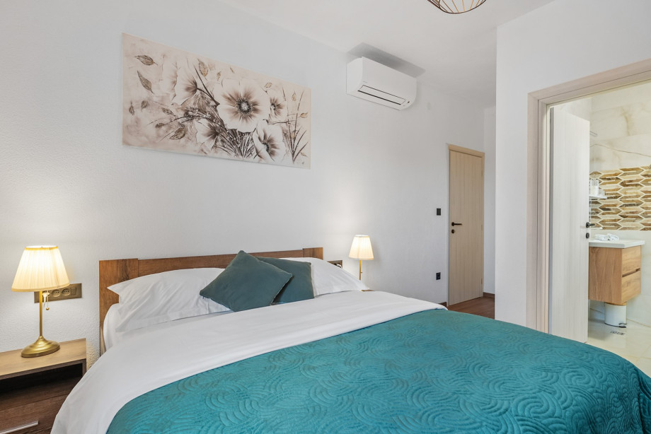 Bedroom 1:** (14 sqm) Features a queen-size bed (160cm x 200cm)