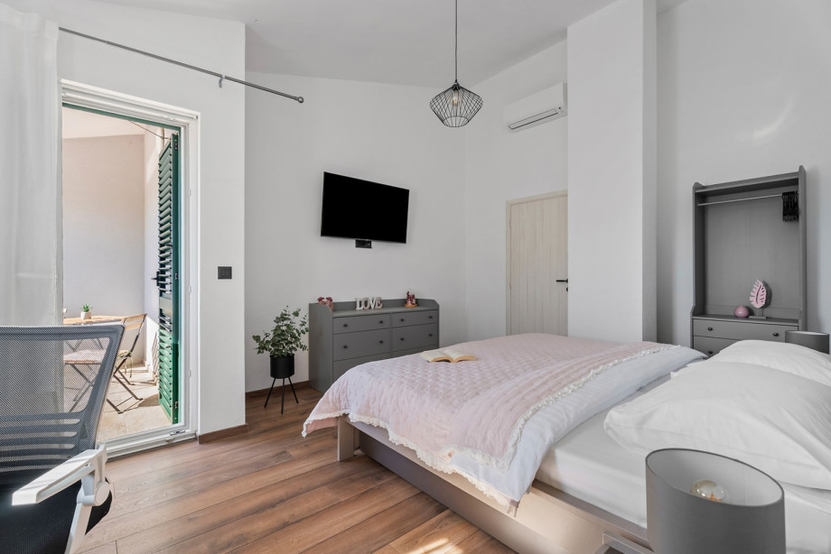 With four beautifully appointed en-suite bedrooms