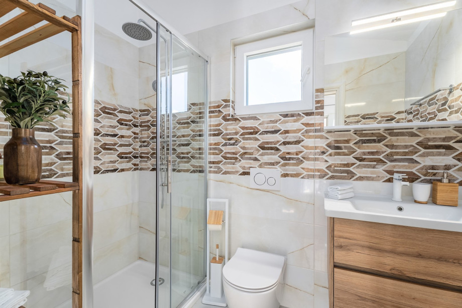 En-suite bathroom with shower