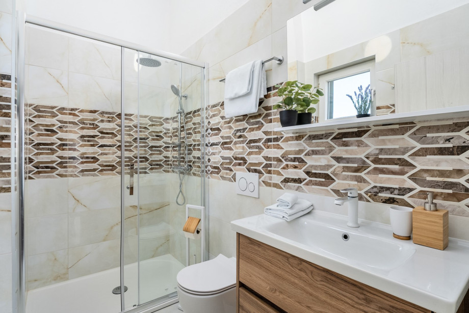 En-suite bathroom with shower