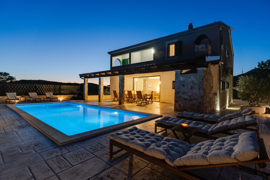 The peaceful setting creates a perfect harmony between indoor and outdoor spaces, making it ideal for memorable gatherings with family and friends