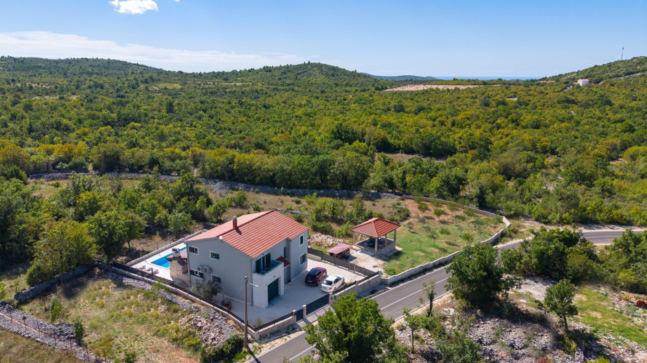 Whether you’re lounging by the pool, exploring the nearby picturesque villages, or simply enjoying the peace and quiet, this villa promises an unforgettable escape