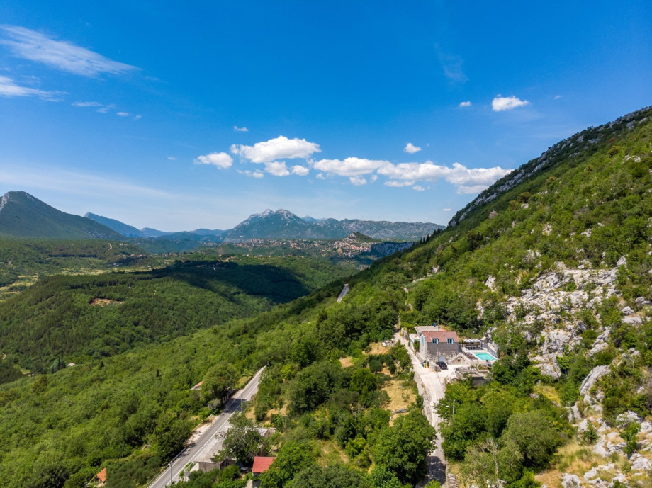 Located in Zadvarje village, a hinterland of Makarska Riviera with beautiful pebble beaches nearby