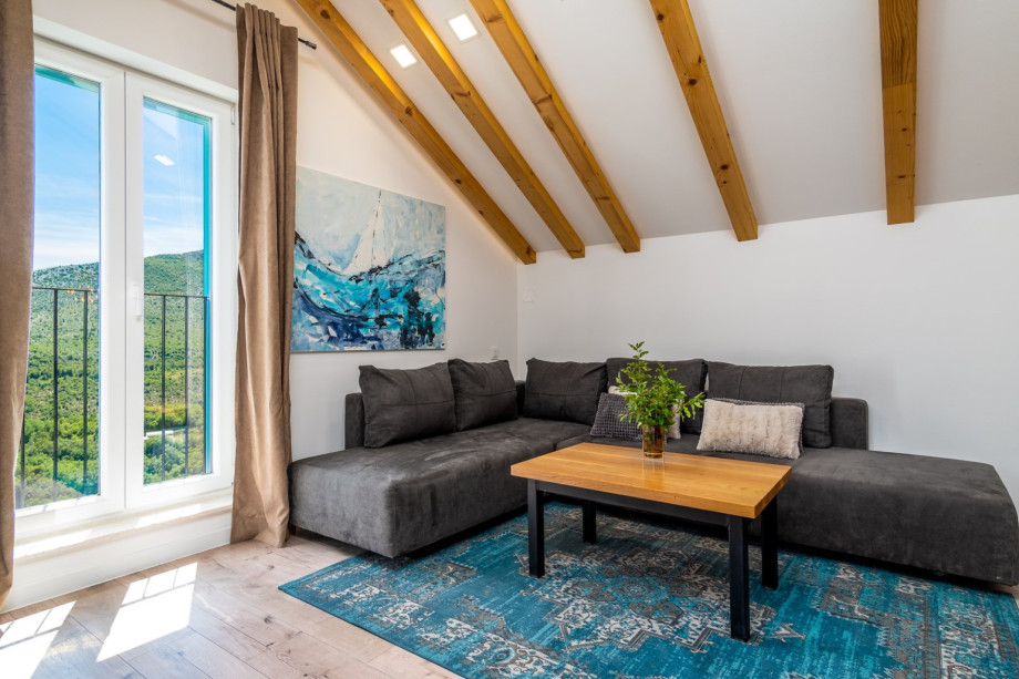 A spacious living room with amazing panorama