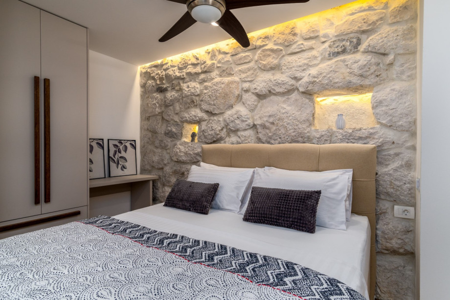 Bedroom No1 offers a TV, a ceiling fan