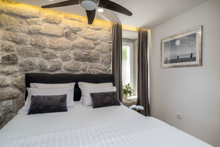 Bedroom No2 offers a TV, a ceiling fan