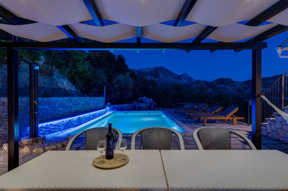 Covered dining area with amazing mountain view
