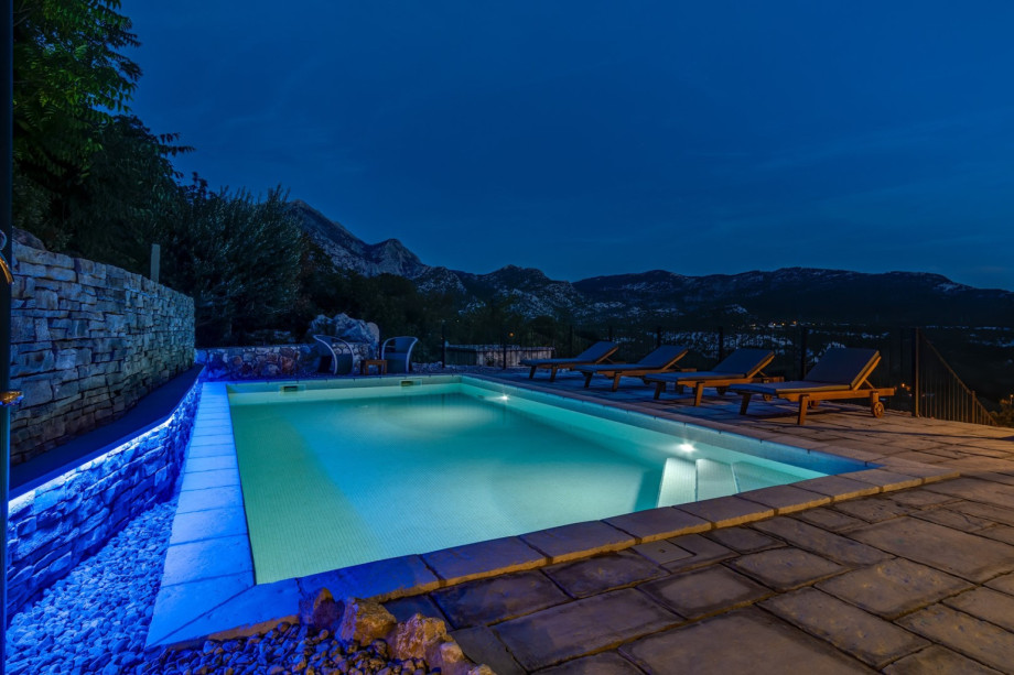 The privacy is secured and the sun deck area is not overlooked