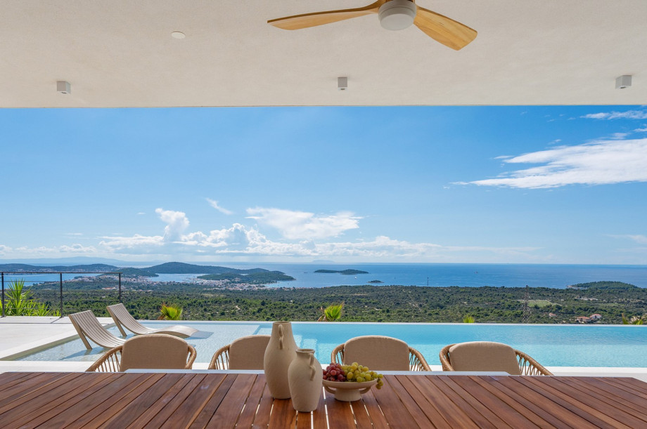 Even the pickiest visitors will be enthralled by the sunset views that can be seen from every angle of the property.