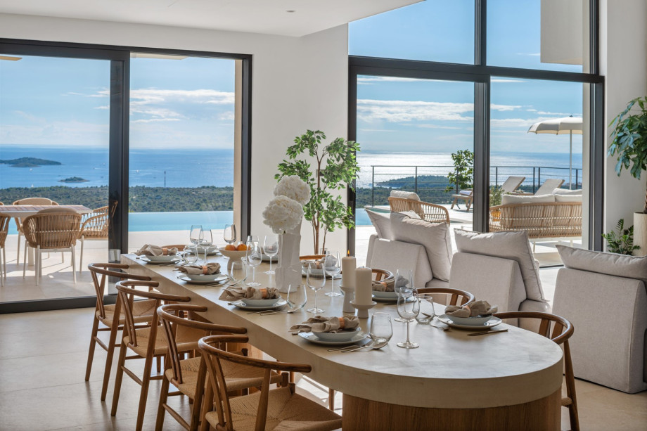 The 470 square meter interior is divided into two levels