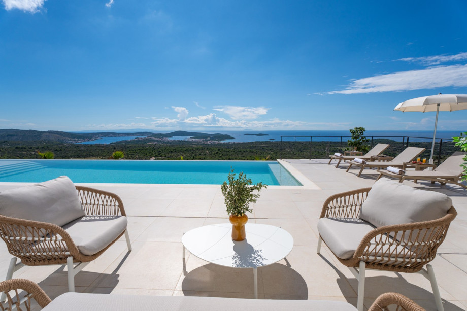 There is a heated, infinity-style private swimming pool measuring 64 square meters (14,9 x 4,3 meters) with hydrotherapy