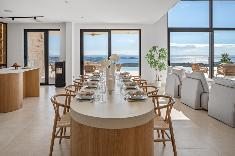 A fully equipped kitchen (microwave oven, espresso machine, wine fridge, toaster, kettle...), kitchen island, etc.