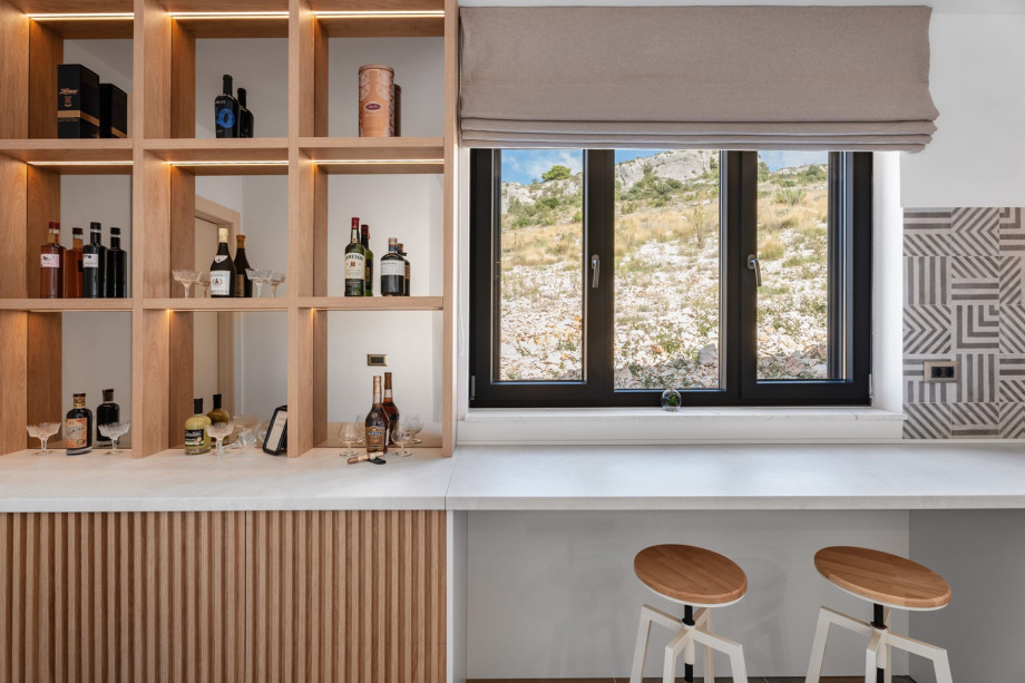 Kitchenette ( kitchen top, bar stools, glasses, sink and a fridge for drinks)