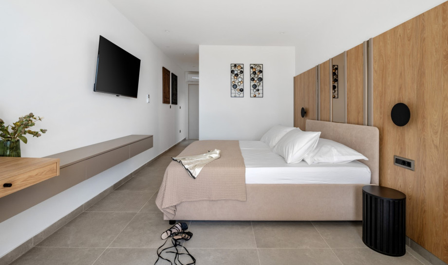 Bedroom N02 allso offer en-suite bathroom with a shower (5,2sqm), air-conditioning, a TV, a balcony and sea views.