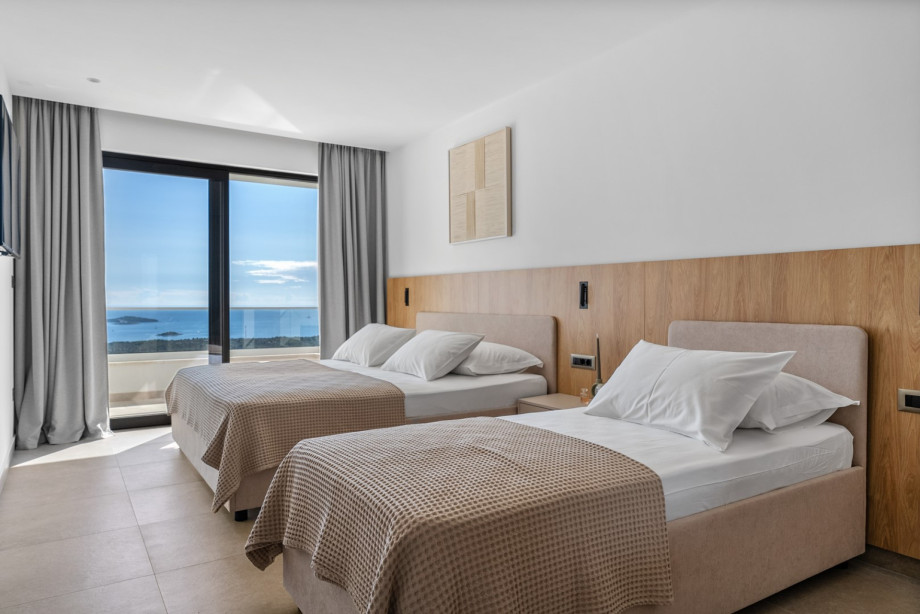 Bedroom NO4 (18sqm) with king size bed 180x200cm, en-suite bathroom with a shower (5sqm), air-conditioning, a TV, sea views and a balcony.
