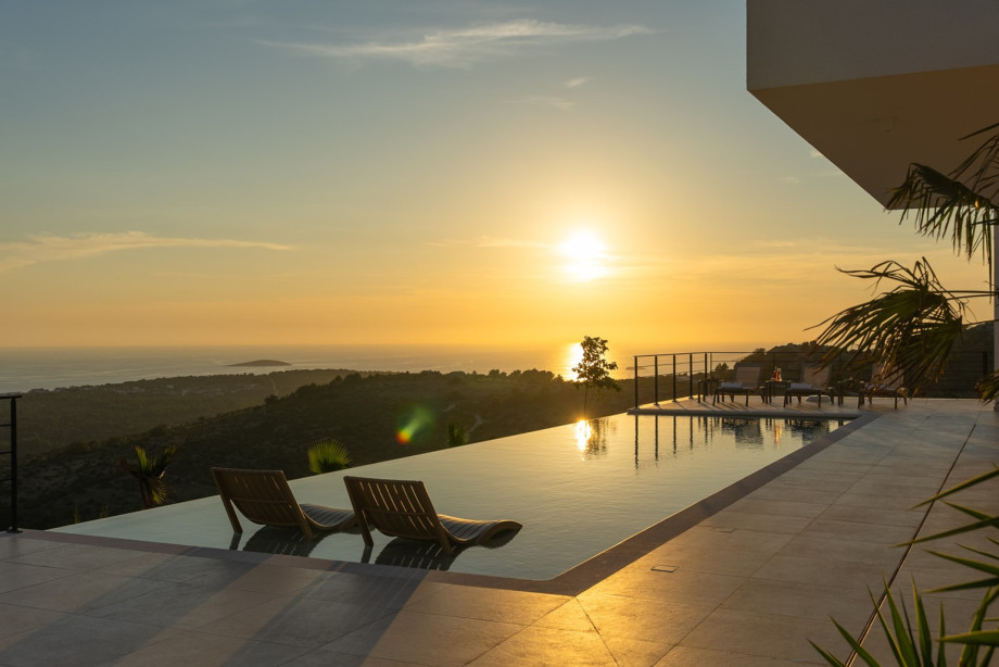 Enjoy a great mountain landscape, very clean air, and even a sea view