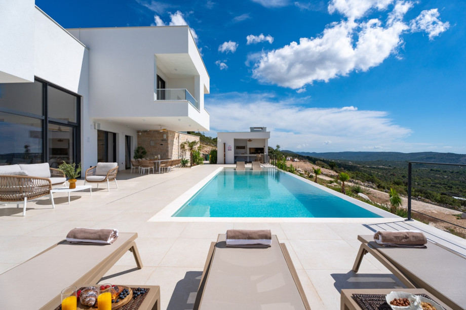 Infinity pool with spectacular panoramic views