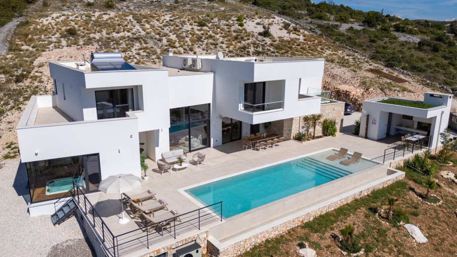 Wonderful views of Rogoznica; 28 km to the well-known town of Trogir; 34 km to Split airport; and 55 km to Split