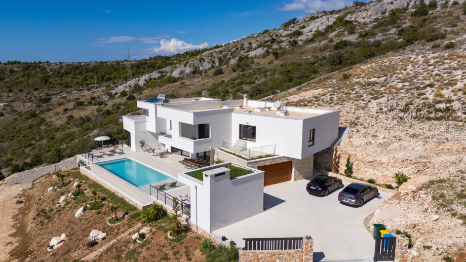 Villa Grandeca's natural, rocky Mediterranean setting and breathtaking views of the sea and surrounding islands make it the ideal location for a quiet retreat in a remote area.